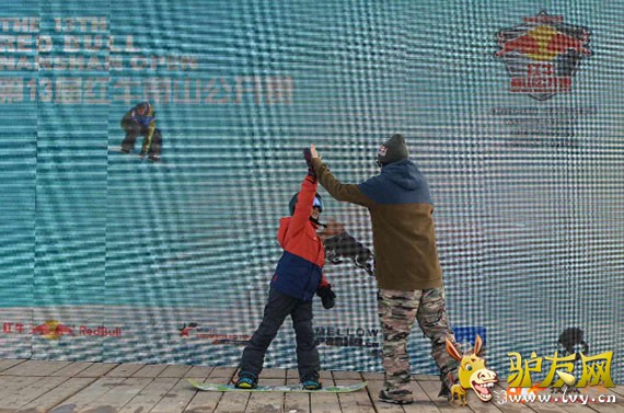 �������10��������3��㿪ʼ�Ӵ���ѩ�˶���5����游��ѧϰ���廬ѩ��ͬʱ�������ݵ�Ӱ����ȡ����ɽ������С˨��