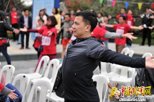 ͼΪ���˹ھ�������Ͳ���ѡ��һ���������˶�����������