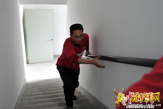 ͼΪ���˹ھ�������Ͳ���ѡ��һ���������˶�����������