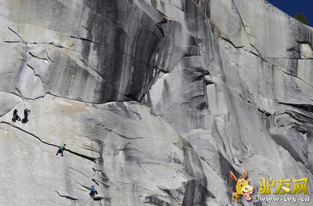 ������1��15�յ�  ����ý����������ʱ��14�գ������������Ұ�������λ�ڼ��ݵ�Լ�����صٹ��ҹ�԰���һ��׳�١�����ͽ�������˰�����Ƥ̹ɽ��һ���900���׵Ĵ�ֱ�ұڡ���һ�ұڱ���Ϊ�������������ʵǵ��ұ�֮һ��