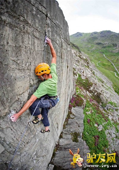 ������˹ͨ����Ӣ����ʷ��Ϊ�ƾõ���������Ӣ�������������ҵؾ�λ�ڴˡ����⣬�õػ��кܶ��������ļ���ϵ͵Ĵ�ͳ���ҵأ��ʺϳ��ν��л������ҵ������ߡ�