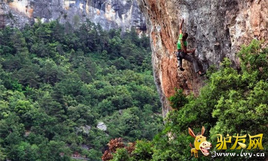 ���Ѿ��ܹ���ɵ����˶��ʵǣ��볢�Ը�Զ��ð�յ�·����һ��λ�ڷ���������˹ɽ?crins�������ո�³�ߵ����Σ���ֵΪ4000�׵�ɽ��������������������ǽ���⴦�����ڰ�����˹ɽ���е�ɽ������ʮ���������ʵǵ�·�ߣ���Ҫ��ֱ��·�ߣ����й̶������������ܹ������ܺõ���ϰ����ʵ�(·��ͨ������50��)�����Զ�����ҵ��˶������������丽����ָ����(Bureau des Guides)��ý�����ָ����