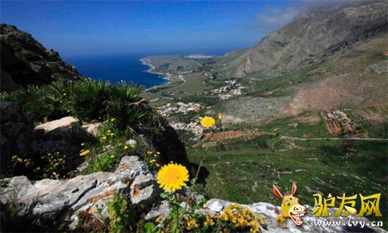 ���Ѿ��ܹ���ɵ����˶��ʵǣ��볢�Ը�Զ��ð�յ�·����һ��λ�ڷ���������˹ɽ?crins�������ո�³�ߵ����Σ���ֵΪ4000�׵�ɽ��������������������ǽ���⴦�����ڰ�����˹ɽ���е�ɽ������ʮ���������ʵǵ�·�ߣ���Ҫ��ֱ��·�ߣ����й̶������������ܹ������ܺõ���ϰ����ʵ�(·��ͨ������50��)�����Զ�����ҵ��˶������������丽����ָ����(Bureau des Guides)��ý�����ָ����