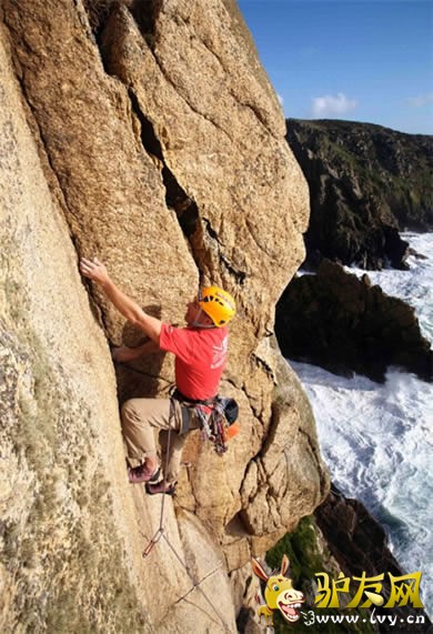 West Penwith�������ߵĻ���ʯ�ͱ�ΪӢ�����϶�������һ����ɫ��Ե�������κ�һ���Ȱ�ʥ����˹������������ˣ����ﶼ��ȫӢ�����������������������������λ�����Ƚ��ϲ���ɭ��ӵ�м��ѵĽϵͼ���ͳ�����ʵ�·�ߣ�������������������һ���ǳ�ϫƽ̨�����񺽿�ĸ���ļװ塣�����ں�����ӿʱ�ʵǣ�һ��Ҫע�ⰲȫ��