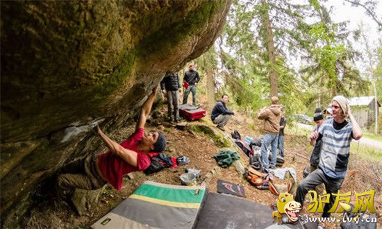 ���Ѿ��ܹ���ɵ����˶��ʵǣ��볢�Ը�Զ��ð�յ�·����һ��λ�ڷ���������˹ɽ?crins�������ո�³�ߵ����Σ���ֵΪ4000�׵�ɽ��������������������ǽ���⴦�����ڰ�����˹ɽ���е�ɽ������ʮ���������ʵǵ�·�ߣ���Ҫ��ֱ��·�ߣ����й̶������������ܹ������ܺõ���ϰ����ʵ�(·��ͨ������50��)�����Զ�����ҵ��˶������������丽����ָ����(Bureau des Guides)��ý�����ָ����