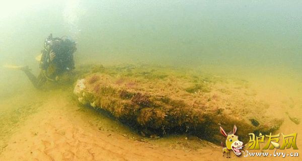 ��Ӣ����ÿ���ʱ���1��25�ձ����� һ��ǱˮԱ��Ӣ�������������ⷢ�ֺ�����ʷǰɭ���ż����о���ʾ����Ƭԭʼɭ������ˮ�¾�������10000���꣬����ʷ���׷�ݵ��������͡�Ӣ������λ��ŷ�޴�½�����������Ǵ�����ı�Ե�������ʢʱ�ڣ���Ƭɭ�ֿ�����ŷ�޴�½������