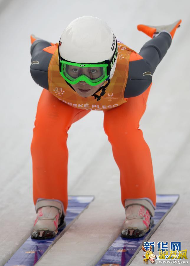 1��27�գ��й�ѡ����ѩҢ�ڲ������С����գ���27�������ѧ�������˶���ı����������У���Ů����̨��ѩ�����У��й�ѡ����ѩҢ��173.5�ֵ��ܳɼ���õ������������й�ѡ���ڴ󶬻���̨��ѩ��Ŀ��ʷ�ϻ�õ���óɼ���¿������߷�ï����