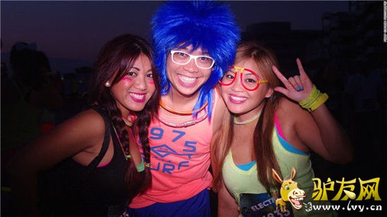 ɫ��·��ȫ��5��������ܹ��������ǻ��⵽��ɫ�ڵ��Ĺ�������ͬ����ɫ������ͬ�Ķ��顣�����ޡ�������ŷ�޾��е�ɫ��·���У�����200���˲μӡ������涼�������˵��ش��ƻ������������ף��ǳ���Ȥ��ÿ30���ӱ��ж���DJ����ͯ��Ϸ�����ߺ�����ɫ�ʽ�Ŀ�������ݡ�����ȫ�궼��ٰ죬�´α�������2015��2���������ÿ���˹�ݿ���˹����˹���о��С�