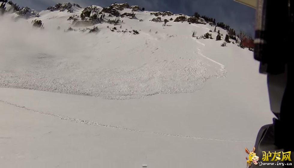 �������ӵ�ɽ����ѩ��������ѩ�ף�ֻ��ͷ¶�����档��ҳ��ͼ