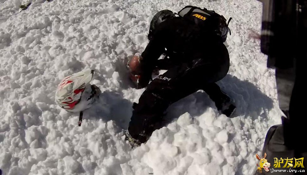 �������ӵ�ɽ����ѩ��������ѩ�ף�ֻ��ͷ¶�����档��ҳ��ͼ