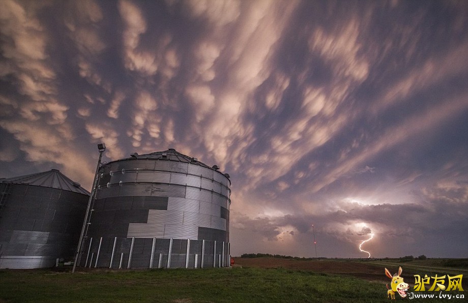 ����˹�յ�ð������Σ�գ��������������ȼ�������Ƶ���ĵط�׷��籩��ץ��˫�����׳����ͼ��