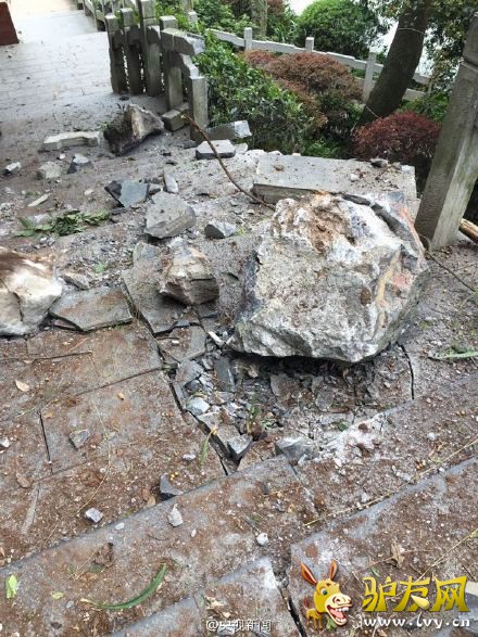 �������ֵ���ɽ����8�οͱ���ʯ���� 7������