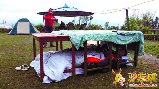 ����9��¿���Ჴ�����Σ����������ͼΪ���𲻶ϣ�¿���ǲ���˯���ݣ����ű���˯�������¡�