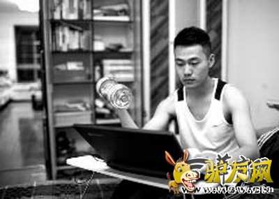 ���ղ�Ϊ�˸��ð����ܲ��ߣ��ڼҵ�ʱ�򣬱߲����ϱ����˶�