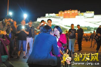 7��5�գ���һ���ڲ��������㳡����С����顣С���������ѣ��������档