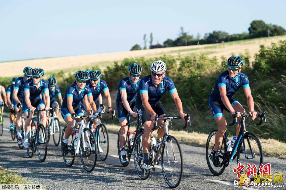 7��16�գ��������г�������ķ˹���ʲμ��˽��껷�����г���������һ�����Σ�Ȼ����������ʽ���������ǲμ�����һλ�����翹�����ǡ���ǰӢ��������ѡ�ֽܷ�����˹�Ļ���ᷢ��Ĵ������г�������ķ˹���ʽ��μ�16�ա�17�������������ε����С�