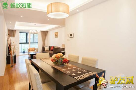 ����8��11�գ�����Ժ�칫�����������ڽ�һ���ٽ�����Ͷ�ʺ����ѵ�����������������������Ѳ�������������ĵ�λ���Ż������ļ���Ϣ����ְ����������������ĩ�������ȼ٣�������������λ�ļ�����ĩ�����̼٣�����ĩ2.5��̼١����ڸ���ˮ�档  ����ҵ����ʿ����������Ժ�˴ι�����������+��ĩ����ݼ٣������һ���ٽ��ܱ��κͶ�;���η�չ���ر��ǿ����ˡ��̼�+���⡱��С�̼�����ģʽ��������꣬������ҵ�������£�������ס�޷�ʽ�ϣ���ס�Ƶ�����˺������ǡ����ζ��⡱��ʽ��  �������ζ��ⷿ�����ⷿ�����⹫Ԣ�������ڼ۸��ϼ�����ͬ�ȾƵ����50%�����Ҷ��⹫Ԣ����ɫ��������Ƹ��ܹ������ο͵Ĳ��컯�������ζ����ѳ�Ϊһ�����С�ʱ�е�����ס�޷�ʽ��  �������϶�������ζ�����ѡ  �����ݵ������о��������ݱ��������ڶ����г�����������ľ����ͷ�չ���������У�����λ�е�һ�����϶����Ѷ�ռ43.5%�ݶ�ӽ�һ�룬���϶����ѳ�Ϊ���ζ���Ԥ����ѡƽ̨��  �����롰��ĩ2.5��̼١���ƥ����ǣ����ζ��⹫Ԣ�ȴ�ͳ�Ƶ���������к���ܰ�ķ�Χ�����϶��ⷿԴ��ʾ������һ����С�������Ѽ��������϶����ͥ��Ԣ�п������г�������ϴ�¡���������һ�׷�ȫ�ܽ����  ����С�̼����ζ����޺��֮��  ������Է���������İ��ĺͰ�ȫ���⣬�����϶��Ⳬ�����Ƴ��Ķ�����ҵ�����׼��100%���ͱ��ϼƻ�����ʵ������Ϣ��ʵ����ס���ϡ���ȫ֧���������з������������϶�����֧������ס�ķ��ͣ����϶����ܹ���֤24Сʱ�����˿�����޷��⸶�������ϣ�ȷ��100%����֧���Ͱ�����ס!  ������ϴ�¡������������ط������򵼣����һ�����ʵļ�ͥ��Ԣ����ɫľ�ݡ��ĺ�Ժ��������ׯ԰�ȶ��ⷿ����Ϊ��ȫ�ҳ���ס����ѡ��!